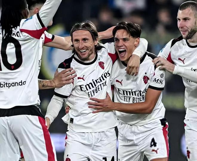 拜仁莱万多夫斯基关键进球锁定胜局（莱万致胜球助拜仁全取三分）