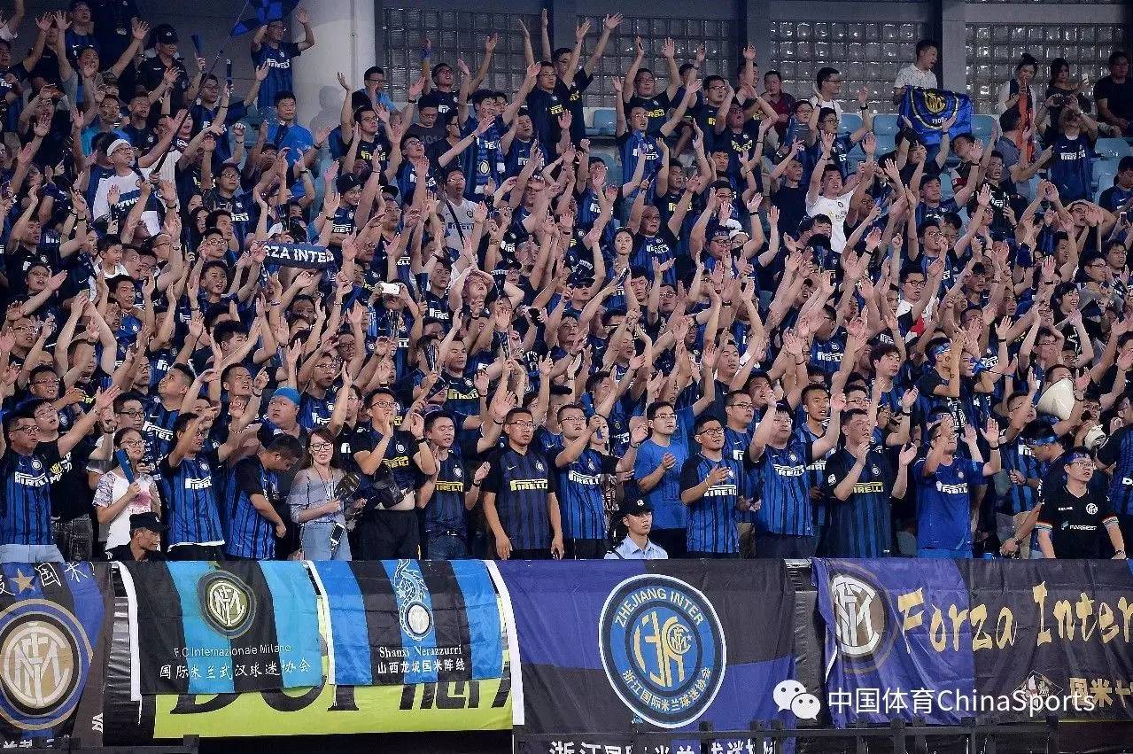 曼联后防频现漏洞遭球迷质疑（曼联防线屡现破绽，惹球迷不满）