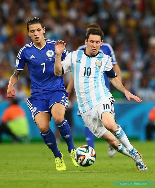 皇马欧冠客战利物浦大名单：阿诺德战旧主，贝林、姆巴佩在列（皇马欧冠客场对阵利物浦名单出炉：阿诺德对阵旧主，贝林厄姆与姆巴佩入选）