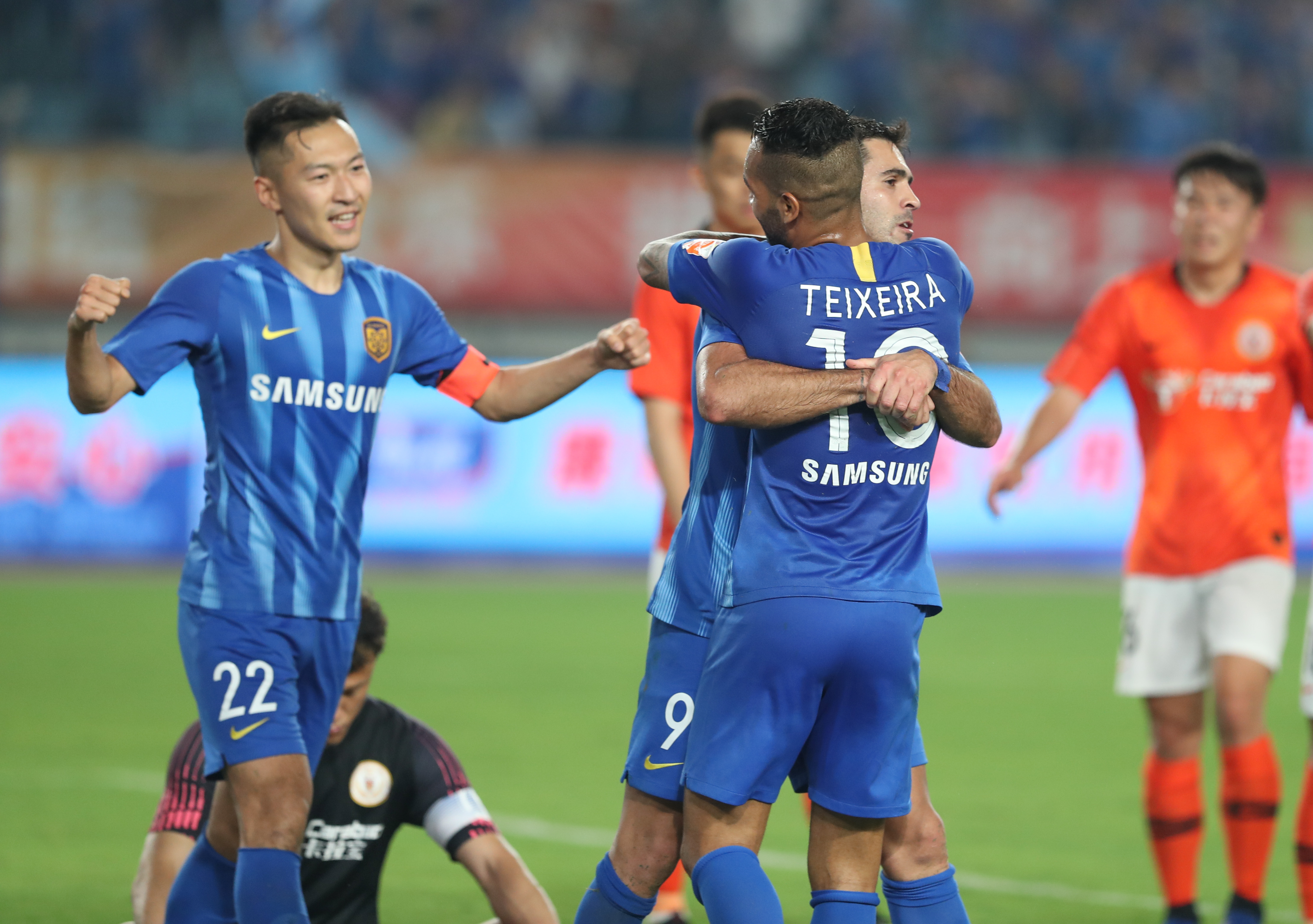 哈登：克尼佩尔投篮准得要命，黄蜂得到他是很大的收获（哈登盛赞克尼佩尔致命投射：黄蜂收获巨大）